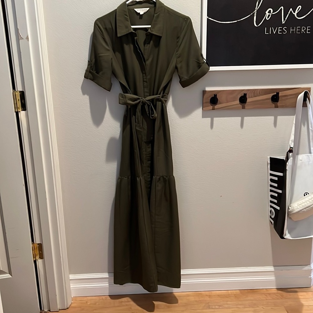 DownEast maxi dress medium in great condition. Tie belt. Olive green